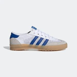 Adidas Tischtennis. Size 6 Mens/ Womens 8